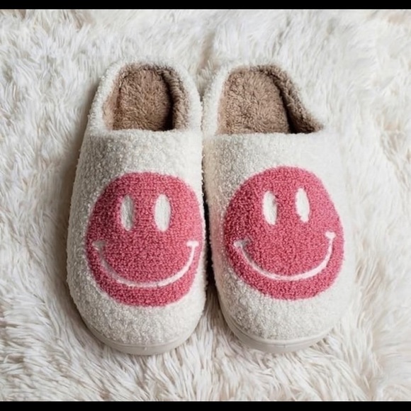 NEW SMILEY FACE SLIPPERS SHERPA COMFORTABLE PINK YELLOW PURPLE BLUE PREPPY COMFY - Picture 3 of 8